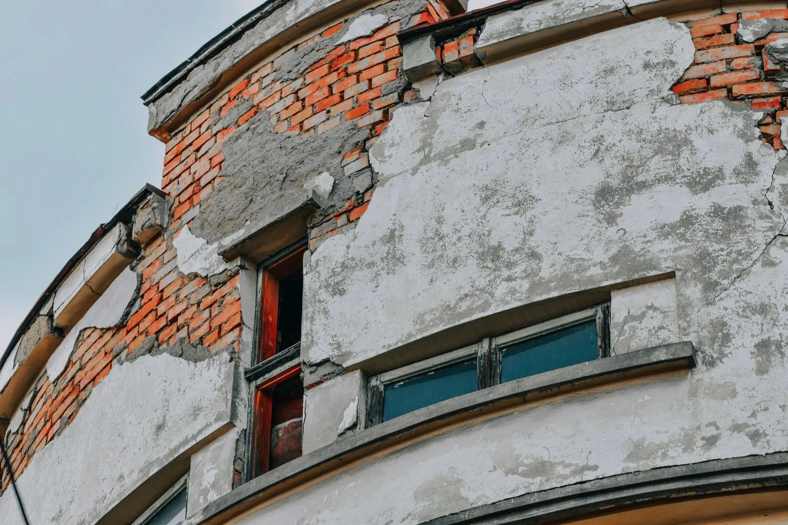 Distinguer fissures de retrait et désordres structurels.