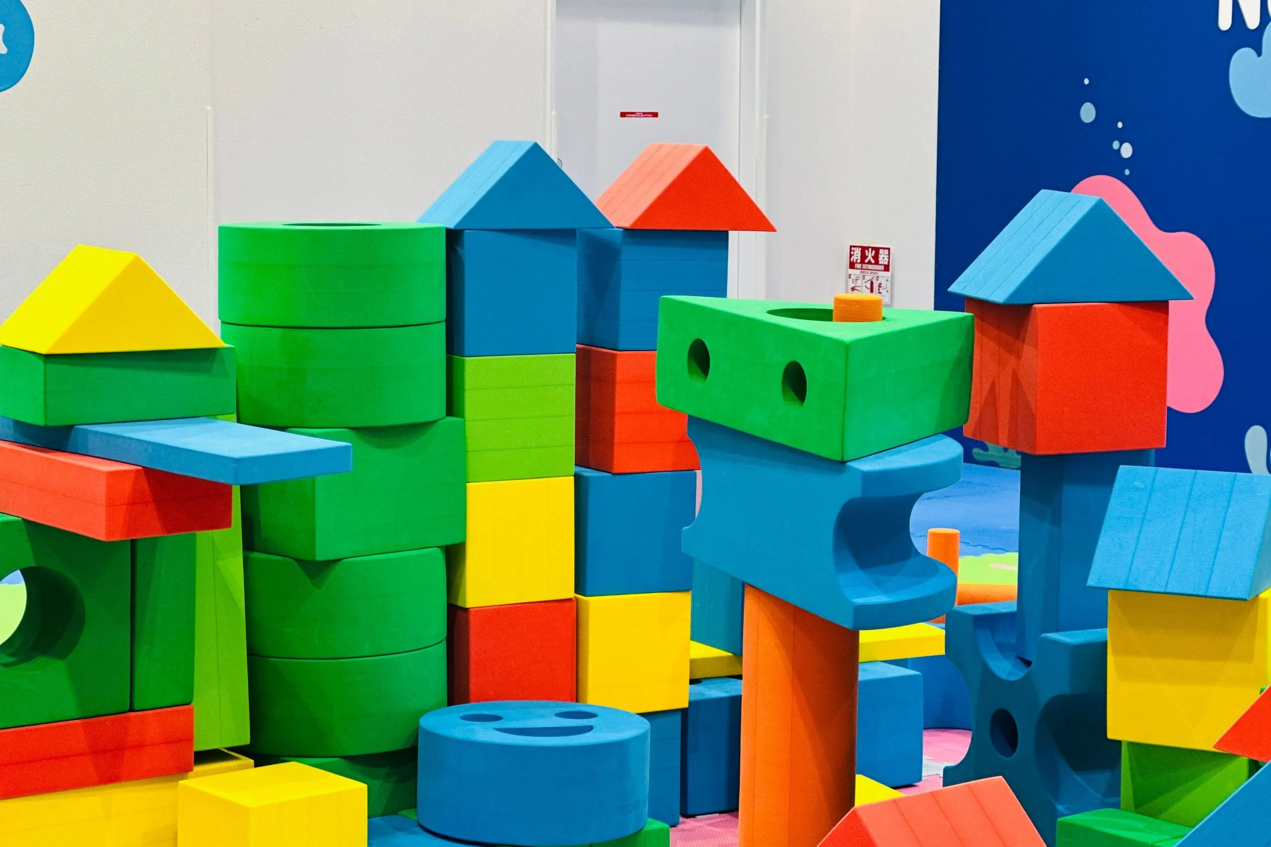 Tapis puzzle enroulable avec puzzle partiellement assemblé, pièces colorées et surface de jeu vue du dessus